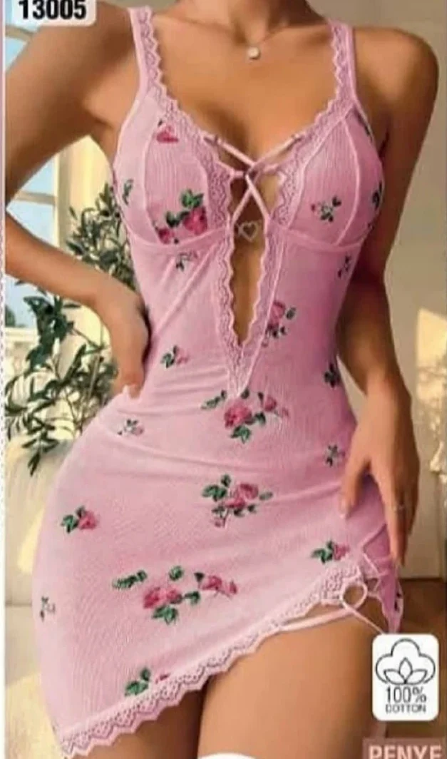Gül Desenli Dantelli Yırtmaçlı Gecelik Pembe