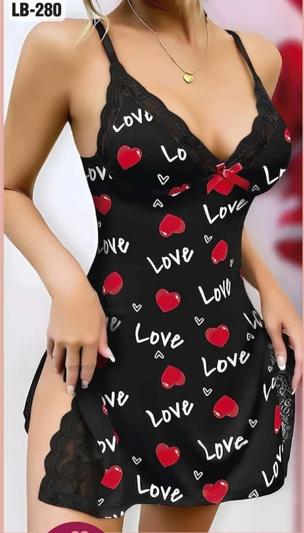 Love Kalp Yazılı Dantelli Yırtmaçlı Gecelik Siyah